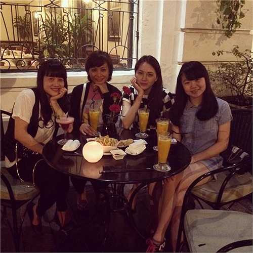 Người đẹp họ Phạm đưa chị đi thăm và thưởng thức món ăn của Hà Nội