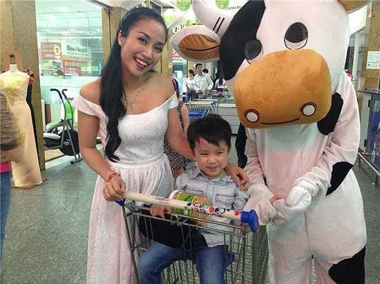 Ốc Thanh Vân đưa con trai đi làm cũng mình, cậu bé tỏ ra rất thích thú khi được đi cùng mẹ