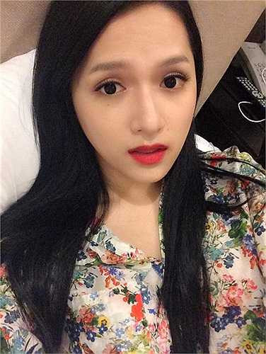 Hương Giang Idol: 'Con bé đang tô tô vẽ vẽ trong khách sạn chuẩn bị xuống hát thì một màu đen đen, hoang mang không hiểu chuyện gì, hóa ra là khách sạn đang hưởng ứng giờ trái đất, mặc dù chưa make xong nhưng thôi cùng hưởng ứng giờ trái đất'.