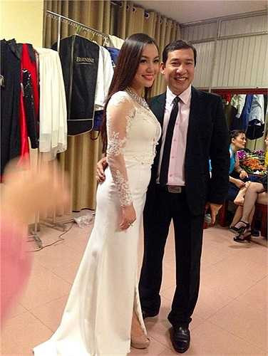 Đăng quang trong cuộc thi Chinh phục đỉnh cao, Ngọc Anh đang là cái tên hot trong làng nhạc Việt. Ca sỹ Ngọc Anh rạng rỡ bên danh hài Quang Thắng tại hậu trường