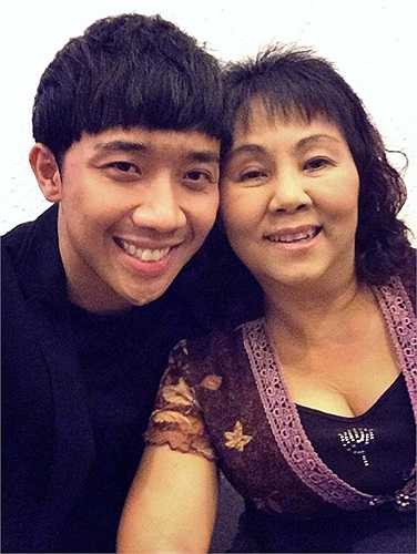 Trấn Thành: 'Nghệ sỹ - niềm hạnh phúc duy nhất của chúng tôi là được ở trên sân khấu ở bên khán giả. Bà chị của dr. Thành đang cần và rất cần 1 nguồn năng lượng để tiếp tục được phục vụ cho khán giả.'