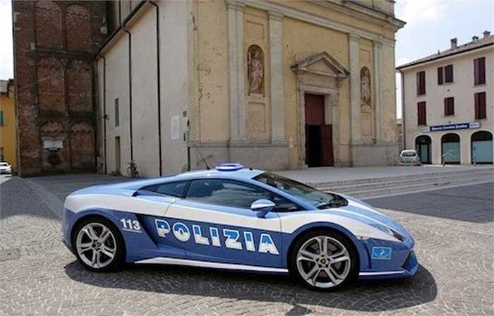 Năm 2004, lực lượng an ninh Ý khiến thế giới sửng sốt khi trang bị Lamborghini Gallardo LP560-4 cho cảnh sát tuần tra. LP560-4 đạt tốc độ tối đa 327 km/h sau khi tăng tốc từ 0-100km/h trong 3,7s nhờ sử dụng động cơ V10 5.2L có công suất 560 mã lực.