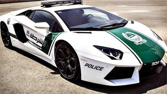 'Chú bò' Lamborghini Aventador LP 700-4 chỉ mới gia nhập đội cảnh sát Dubai từ năm 2013 nhưng đã nhanh chóng thể hiện khả năng vượt trội trong việc phòng chống tội phạm nhờ khả năng tăng tốc ấn tượng từ 0-100 km/h trong 2,9s trước khi đạt tốc độ tối đa 349 km/h.