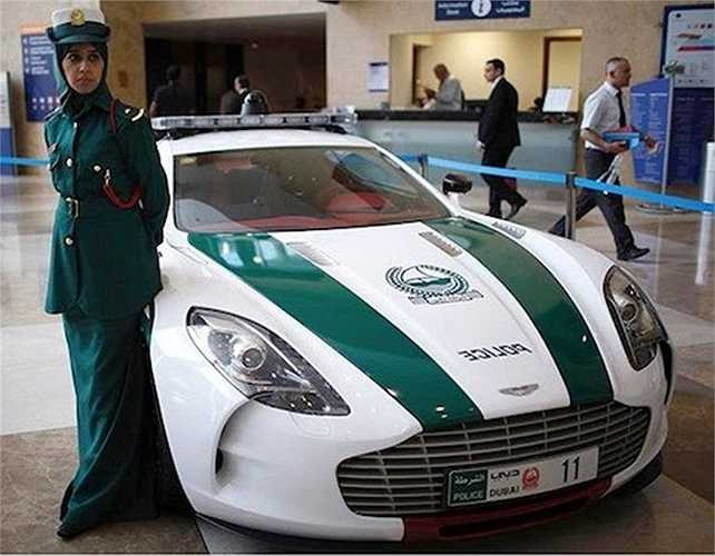 Góp mặt trong đại gia đình cảnh sát Dubai còn có Aston Martin One-77 được hỗ trợ động cơ V12 7.3L đạt tốc độ tối đa 354 km/h. Chiếc xe cũng chỉ mất 3,5s để tăng tốc từ 0-100 km/h.