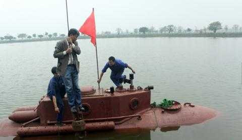 Ông Nguyễn Quốc Hòa xuống tàu ngầm bằng... máy cẩu