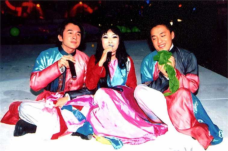 Lam Trường, Phương Thanh, Đan Trường trong tiết mục 'Tát nước đầu đình' tại Làn sóng xanh 2002.