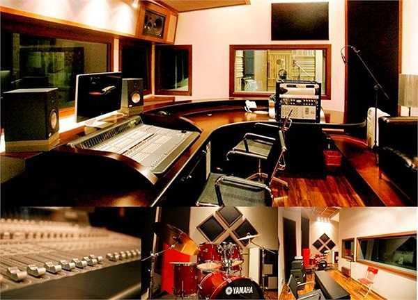 Học viện âm nhạc của nghệ sỹ Thanh Bùi cũng không kèm phần hoành tráng, ngôi trường chính thức đi vào hoạt động từ tháng 7/2012.