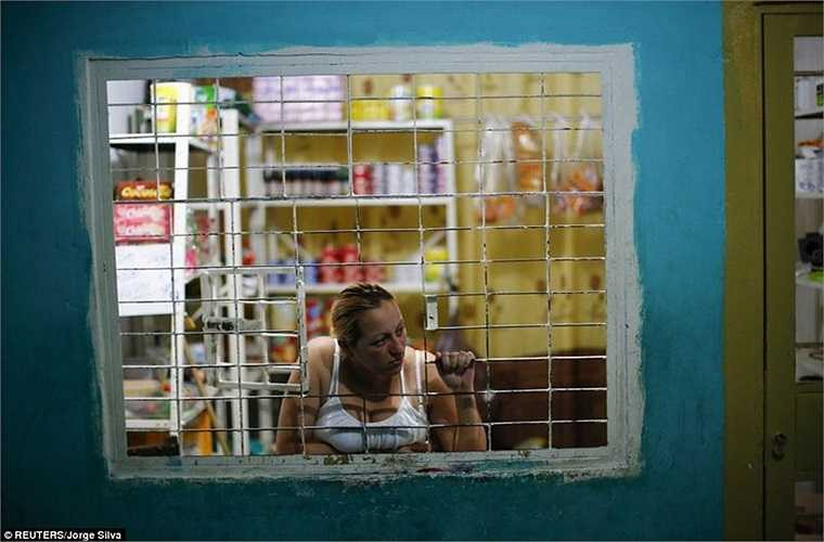 Cửa hàng tạp hóa bé nhỏ bên trong khu ổ chuột