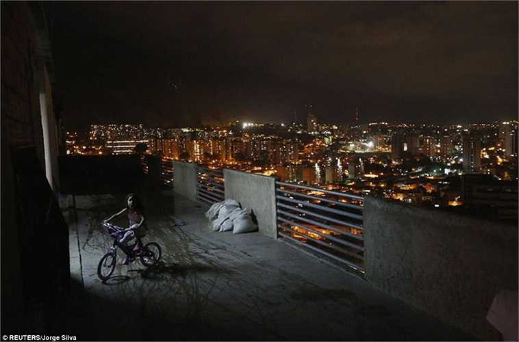 Ban công khu nhà khi đêm về