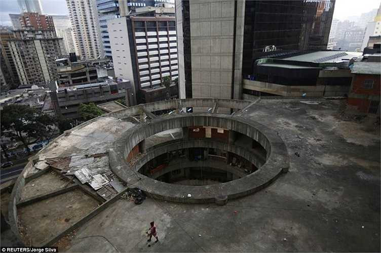 Một góc tòa nhà ổ chuột ở Caracas, Venezuela
