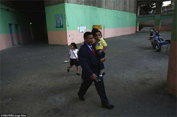 Người đàn ông rời nhà đi làm