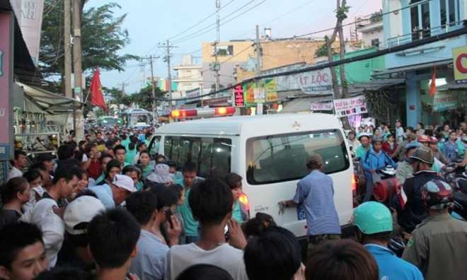 Hàng trăm người dân hiếu kì tập trung theo dõi vụ việc khiến giao thông gặp nhiều khó khăn.