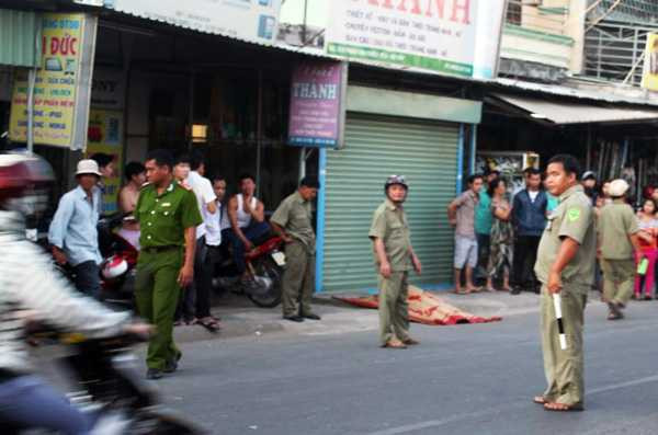 Nam thanh niên chết gục giữa phố Sài Gòn