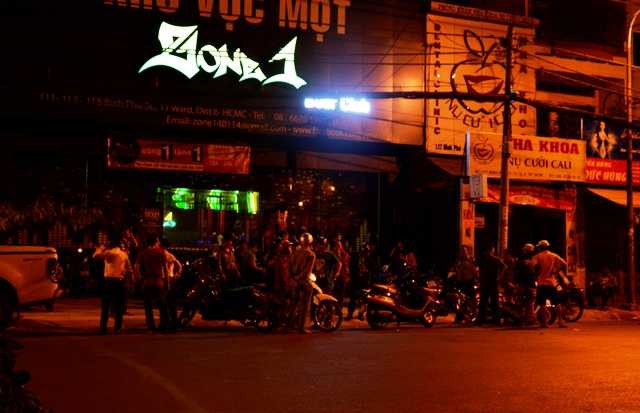 Nổ súng bắt kẻ chém người dã man ở quán bar