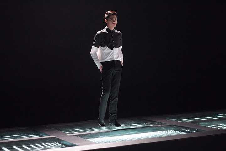 Có thể nói với MV 'Đừng nhìn lại' được phát hành năm 2013 cùng với ca khúc hit 'Chờ ngày mưa tan', Noo Phước Thịnh đã cho thấy khả năng đa dạng của anh.