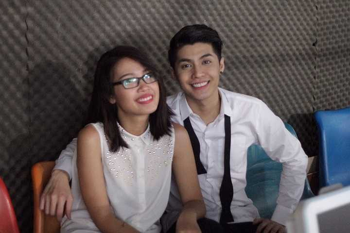 Về MV, việc sử dụng màn hình led làm sàn biểu diễn không quá xa lạ nhưng hầu hết đều sử dụng trên sân khấu biểu diễn live của nhũng chương trình lớn.