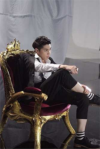 Một điểm đáng chú ý nữa của MV lần này là việc Noo Phước Thịnh đang cố gắng thoát khỏi hình ảnh hiền lành, đáng yêu.