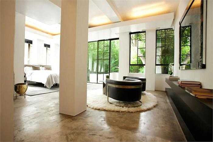 Trong hình là phòng ngủ tại dinh thự nổi tiếng ở khu nhà giàu The Oaks, gần Los Angeles và nó có thể thuộc về bạn nếu bạn chịu chơi, trả giá 4 triệu USD.