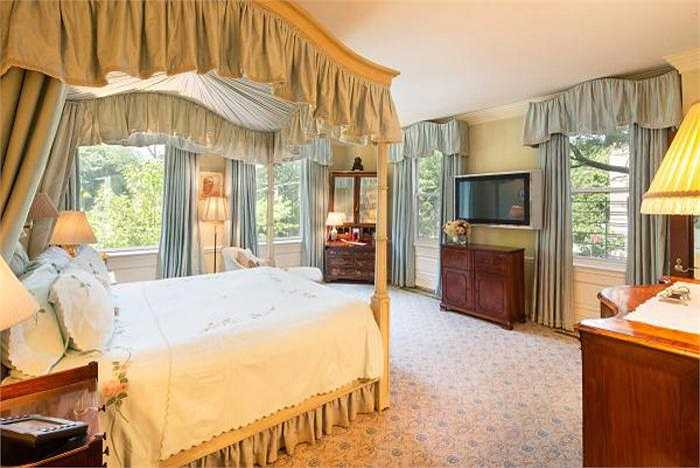 Phòng ngủ của vợ cũ tỷ phú tập đoàn Johnson & Johnson có giá 25 triệu USD, được thiết kế đặc biệt với lớp kính chống đạn, chống nóng và tia cực tím có hại kèm rèm cửa tự động. 