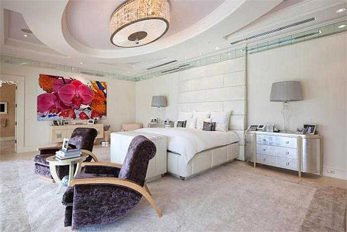 Trong căn phòng này, giường ngủ làm từ da cá sấu có giá 80.000 USD; những tác phẩm nghệ thuật có giá 1 triệu USD và ở hai chiếc ghế cạnh giường có nút bấm để mở màn hình tivi. 