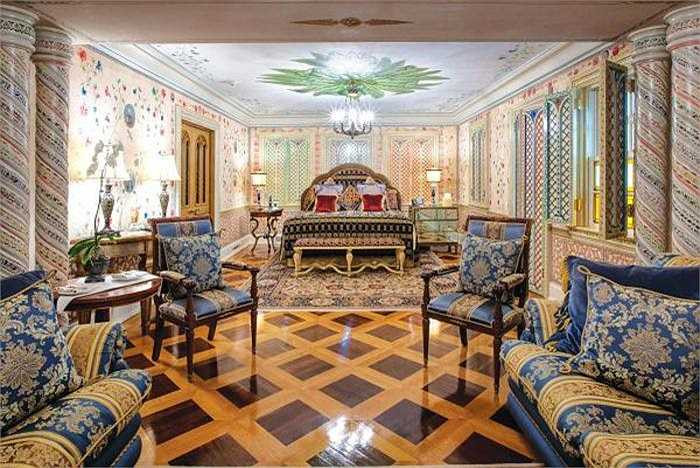 Đây là nơi Madonna từng ngủ lại khi cô tới thăm nhà Gianni Versace. Sau cái chết của nhà thiết kế lừng danh vào năm 1997, ngôi nhà đã qua tay nhiều ông chủ đều là đại gia. 