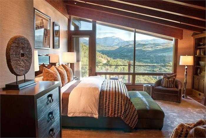 Từ đây, bạn có thể chiêm ngưỡng vẻ đẹp hùng vĩ của dãy núi Rocky Mountains và toàn bộ khu dinh thự xa hoa có phòng ngủ này sẽ thuộc về bạn với mức giá 65 triệu USD. 