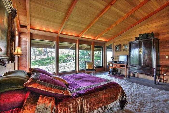 Đây là phòng ngủ của kiến trúc sư nổi tiếng thế giới Angela Danadjieva, trong tòa dinh thự tọa lạc ở Tiburton (California) - nơi có thể ngắm cảnh vịnh San Francisco. 