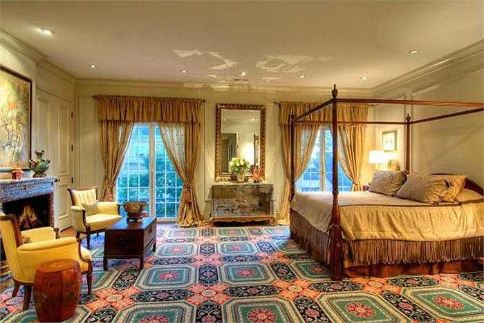 Tầm nhìn từ ban công phòng ngủ tuyệt đẹp ở khu nhà giàu Pacific Heights (San Francisco) có thể khiến bạn ngất ngây nhưng mức giá của nó cũng có thể gây sốc: 24,8 triệu USD. 