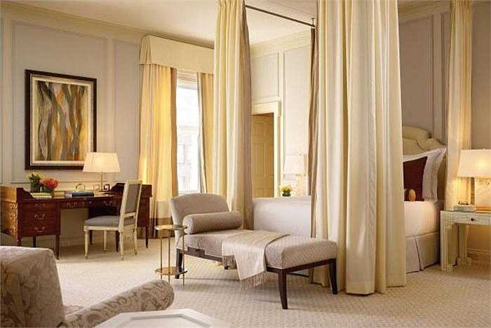 Nhiều nguồn tin khẳng định, Tổng thống John F. Kennedy từng qua đêm với Marilyn Monroe tại phòng ngủ thuộc Khách sạn Fairmont này. Giá của nó là 15.000 USD/đêm. 