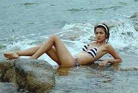 Ít khi chịu 'cởi đồ', thế nên những hình ảnh Tăng Thanh Hà với trang phục bikini trong phim 'Đẹp từng centimet' đã gây sốt một thời gian