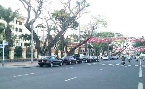 Đà Nẵng, lấn chiếm, vỉa hè, đường Bạch Đằng, xe công, đậu đỗ, sai quy định