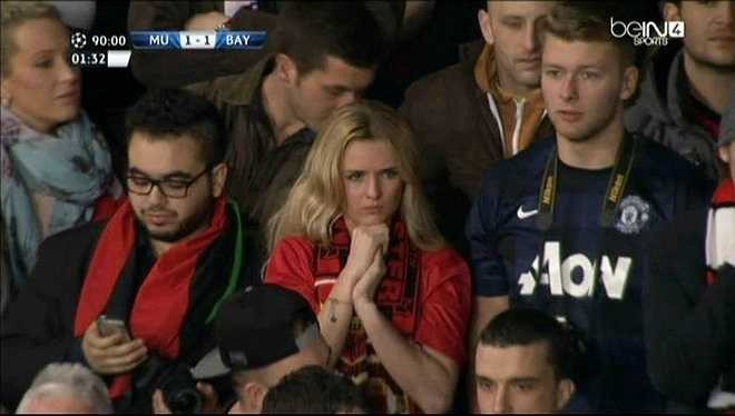 Máy quay ghi lại được khoảnh khắc một fan nữ Man Utd hồi hộp với những phút cuối trận lượt đi tứ kết Champions League 