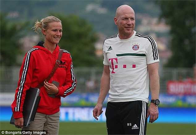 Sau trận đấu, cộng đồng mạng cũng rộ lên những tin tức về thành viên nữ duy nhất trong ban huấn luyện Bayern Munich