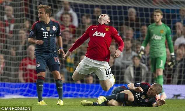 Pha ngã 'đẹp mắt' của Rooney sau khi bị Schweinsteiger phạm lỗi