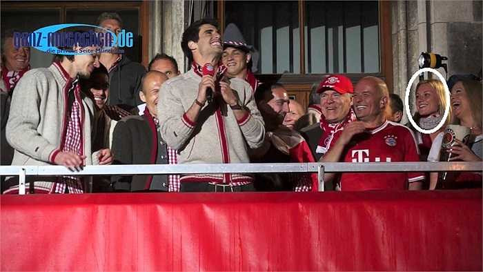 Không chỉ là bóng hồng duy nhất trong BHL 'Hùm xám' mà còn ở Bundesliga. 17 đội còn lại ở giải vô địch nước Đức không có vị trí nào dành cho người đẹp trong ban huấn luyện cũng như các công việc chăm lo hậu cần.