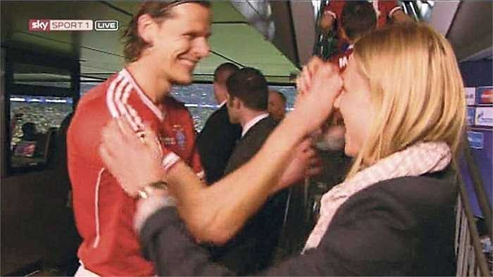 Họ là những quý ông rất tốt. Không ai trong CLB đối xử tệ với tôi, họ đều tôn trọng tôi', Kathleen ca ngợi các sao Munich và ban huấn luyện đội bóng nước Đức. 