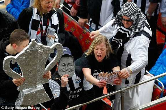 Fan Newcastle phản đối ông chủ