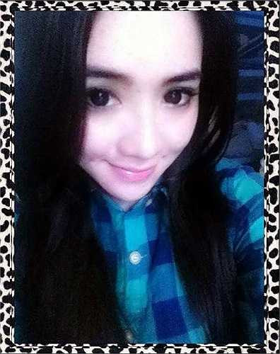 cô Vi Thanh sinh ngày 24/12/1987 và hiện đang là giáo viên dạy Công Nghệ của trường THCS Liêu Tú, Trần Đề, Sóc Trăng cũng khiến dân mạng trầm trồ