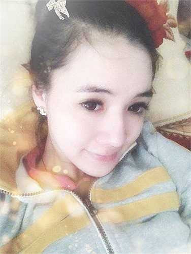 Trên trang Facebook cá nhân, cô giáo sinh năm 1987 cũng thường xuyên đăng tải những bức ảnh 'tự sướng' vô cùng đáng yêu và xinh xắn.