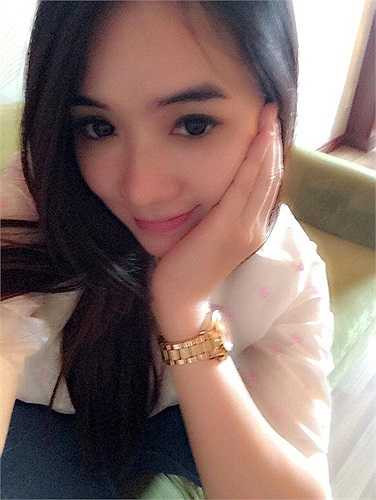 Sở hữu đôi mắt to cùng chiếc mũi cao, cô giáo trẻ luôn thu hút sự chú ý của người đối diện.