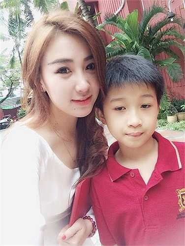 Cô Loan chụp ảnh cùng học trò tại trường