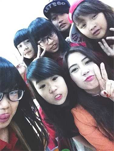 Nhí nhảnh chụp ảnh cùng các em học sinh