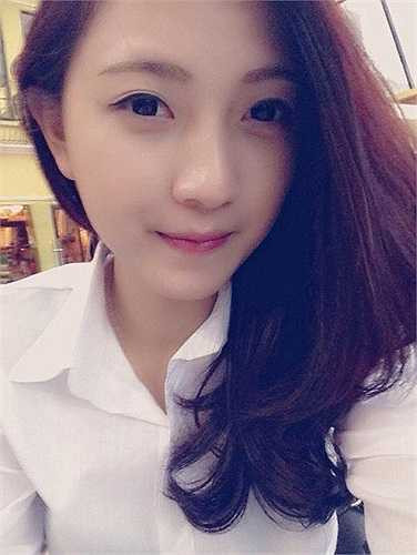 Thúy Ngân sinh năm 1991. Cô là một trong những giáo viên trẻ nhất của trường tiểu học Tân Định.