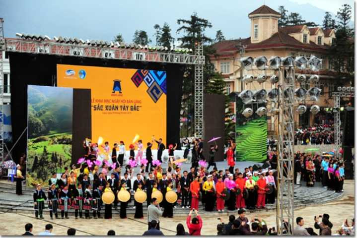 Rộn ràng khai hội 'Sắc xuân Tây Bắc'
