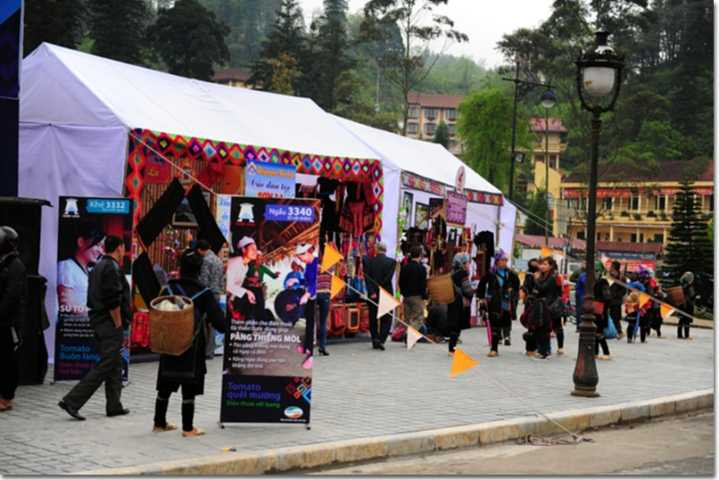 Rộn ràng khai hội 'Sắc xuân Tây Bắc'