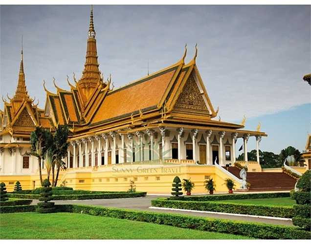 Đại gia Trầm Bê vừa cho khởi công xây dựng ngôi chùa thứ 9 mang tên chùa Prắc-Huy-Hia, tọa lạc tại tỉnh Prắc-Huy-Hia, Campuchia. Số tiền ông Trầm Bê bỏ ra xây dựng ngôi chùa khổng lồ, có khuôn viên rộng gần 2.000 m2 này trị giá 600.000 m2 (hơn 12 tỷ đồng). Ảnh: Một ngôi chùa trên đất Campuchia.