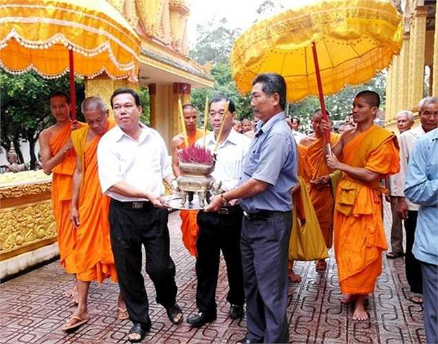 Được biết, Trầm Bê là người gốc Hoa, từ nhỏ đến lớn sống giữa cộng đồng Khơ-me nên luôn hướng về nguồn gốc của mình. Việc xây dựng các ngôi chùa thể hiện ý nguyện muốn có một nơi thờ cúng Phật cho bà con Khơ-me nghèo của ông Trầm Bê. Ảnh: Trầm Bê trong một lần về thăm ngôi chùa do chính tay ông xây dựng ở quê hương Trà Vinh.