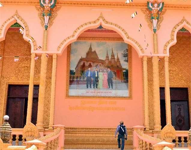 Chùa cũng treo hình ảnh gia đình ông Trầm Bê từng gây nhiều tranh cãi.