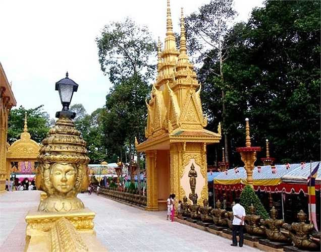 Trong 9 ngôi chùa thì có tới 7 ngôi chùa được xây dựng ở tỉnh Trà Vinh, quê hương của Trầm Bê. Trong ảnh là chùa Cà Hom với số tiền ông Trầm Bê đóng góp khoảng 10 tỷ đồng.