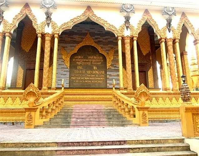 Chùa Cà Hom tọa lạc tại xã Hàm Giang, huyện Trà Cú, tỉnh Trà Vinh, cách chùa Vàm Ray 4 km. Ảnh: Mặt trước ngôi chùa có để bảng công đức tên ông Trầm Bê và vợ là bà Viên Đông Anh.